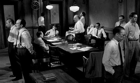 “12 Angry Men” –  การดิ้นรนเพื่อความยุติธรรมในห้องศาล และ การเผชิญหน้ากับอคติที่ซ่อนเร้น!