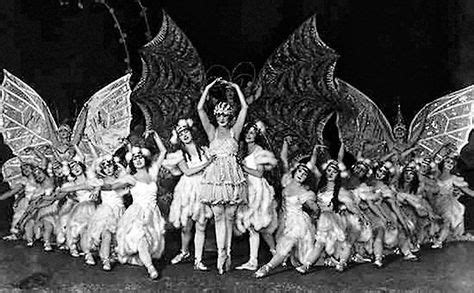  The Ziegfeld Follies - การแสดงสุดอลังการของบรอดเวย์ที่ผสานความโรแมนติกและดนตรีอันไพเราะ